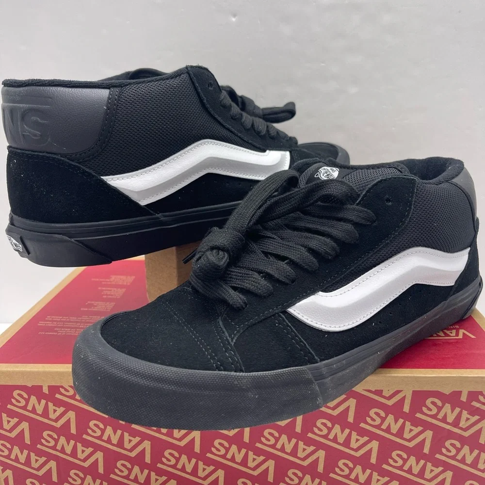 Vans Men’s 11.5 Knu Mid
Black/Black/White
VN000CQ9B8C Sneakers - Picture 7 of 16